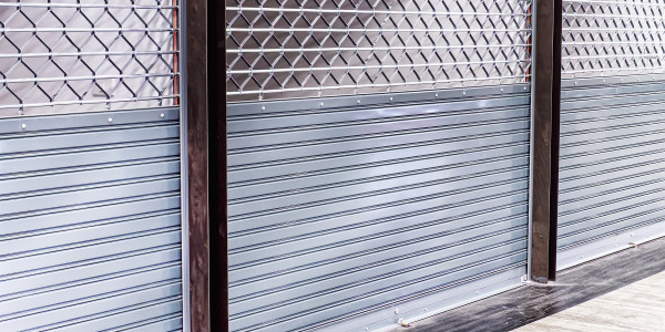 Reformas Integrales de Tiendas y Locales  Comerciales la Granadella · Instalación de  Ventanas y Persianas Comerciales